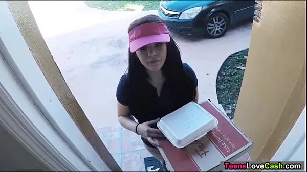 عرض Kimber Woods delivers pizza and bangs customer for more tips مقاطعي