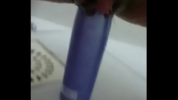 Prikaži Stuffing the shampoo into the pussy and the growing clitoris moje posnetke