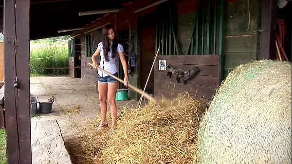 Afficher Megan Cox se masturbe à l'extérieur. La voir devenir chaude dans le foinmes clips