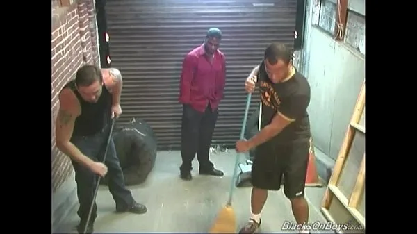 Prikaži Two black janitors fucking a white guy in the ass moje posnetke