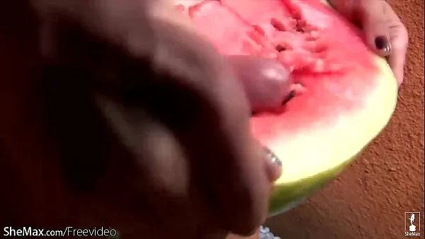 Zobrazit Lovely shemale pounds a watermelon so hard that she cumshots moje klipy