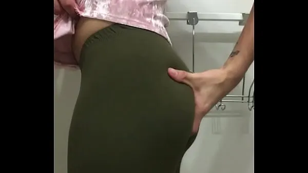 Junge hat perfekten Arsch in hautengen Leggingsmeine Clips anzeigen