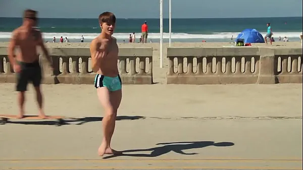 Vis Twink dancing in the beach with speedo bulge / Novinho dançando sunga na praia mine klip