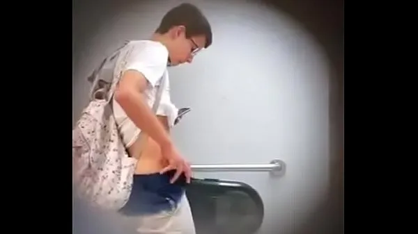 Hot white boy pissing and hitting a (no cum내 클립 표시