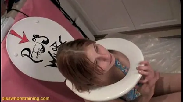 แสดง Teen piss whore Dahlia licks the toilet seat clean คลิปของฉัน