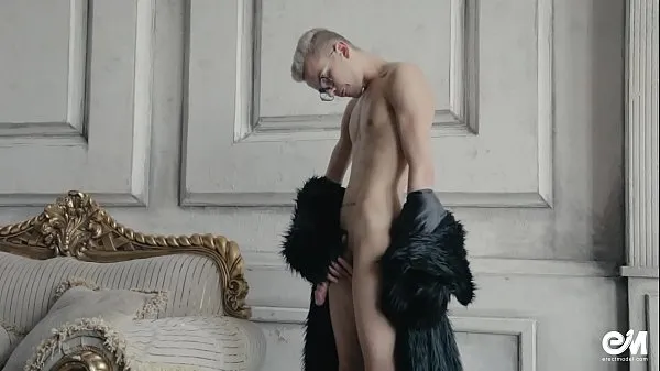 Näytä Blond twink boy nude in fur coat shows his long uncut cock leikkeet