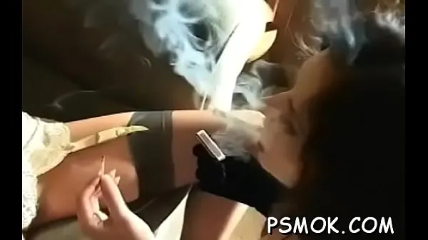 Pokaż Smoking scene with busty honeymoje klipy