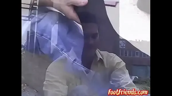 Gay man Doug is playing with his feet in public for your eyes मेरी क्लिप्स दिखाएँ