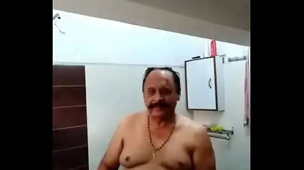 展示我的剪辑INDIAN OLD MAN TAKE BATH