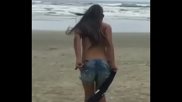 Pokaż hot taking off her shorts on the beachmoje klipy