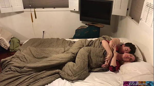 Laat Stepson and stepmom get in bed together and fuck while visiting family - Erin Electra mijn clips zien