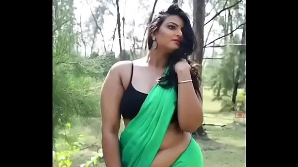 Mallu beautyqueen showing curves and cleavage내 클립 표시