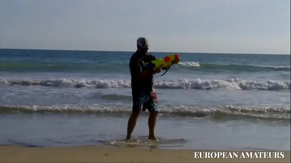 Mostra La mia fidanzata in spiaggia con in culo il cazzo del bagnino miei Clip