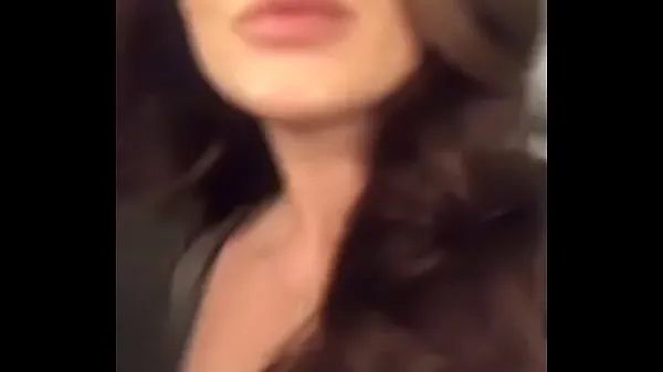 عرض I checked my aunt's cell phone and found a video where she shows her tits and pussy مقاطعي