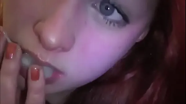 Vis Married redhead playing with cum in her mouth mine klipp