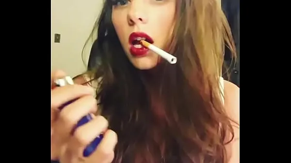 Hot girl with sexy red lipsKliplerimi göster