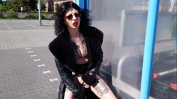 Lucy Ravenblood vergnügt sich mit ihrer Pussy auf dem Parkplatzmeine Clips anzeigen