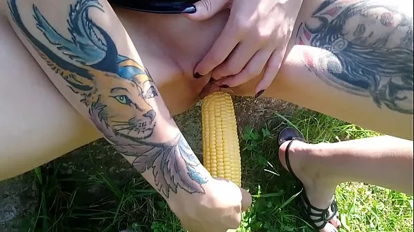 Visa Lucy Ravenblood fucking pussy with corn in public mina klipp