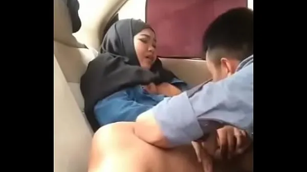 Visa Hijab girl in car with boyfriend mina klipp