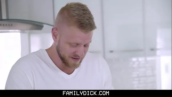 FamilyDick - Muscular Stepdaddy Stuffs His Boy Before Thanksgiving DinnerKliplerimi göster