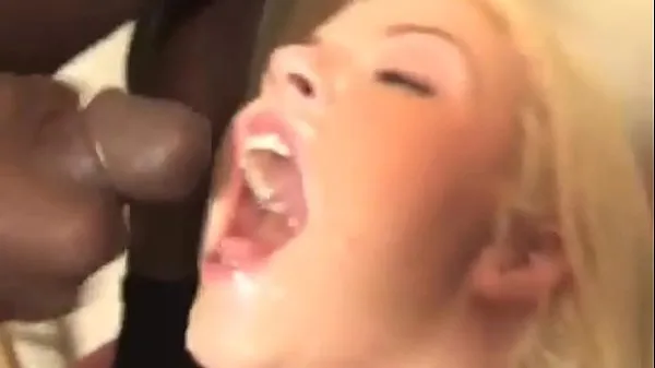 Zobraziť Pretty tight blonde suffering on the black man's cock moje klipy