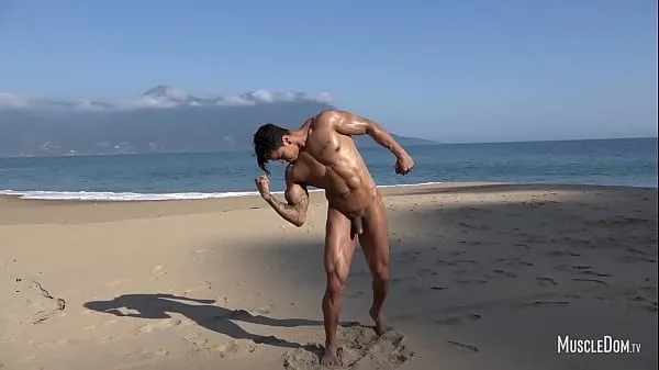 Tunjukkan Brazilian sexy guy worship near the ocean Klip saya