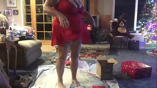 Wife opening a Christmas present 2019 Saját klipek megjelenítése