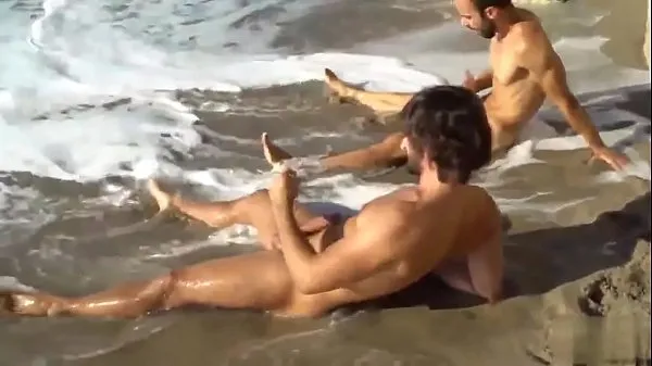 Mostra Due amici gay accarezzando in spiaggia miei Clip