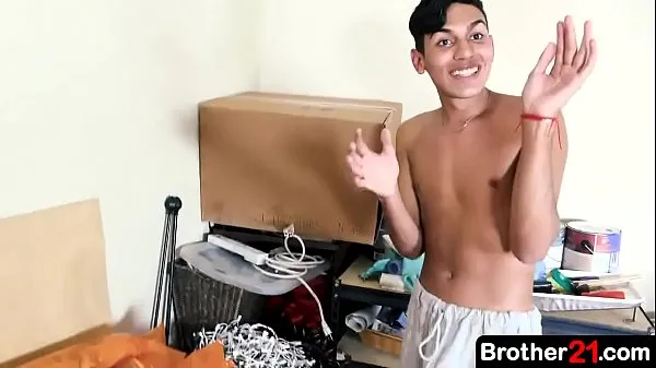 This teen can no longer resist and gets down on his knees to fill his throat with his stepbrother’s big cock मेरी क्लिप्स दिखाएँ