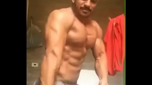 عرض Fit man showing off on cam مقاطعي