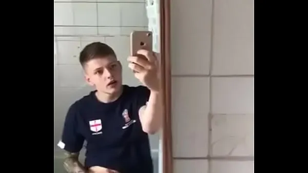 White guy showing his dick in the mirrorKliplerimi göster