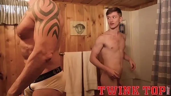 TWINKTOP - Hung Twink Stud fickt ältere Silver Muscle ohne Sattelmeine Clips anzeigen