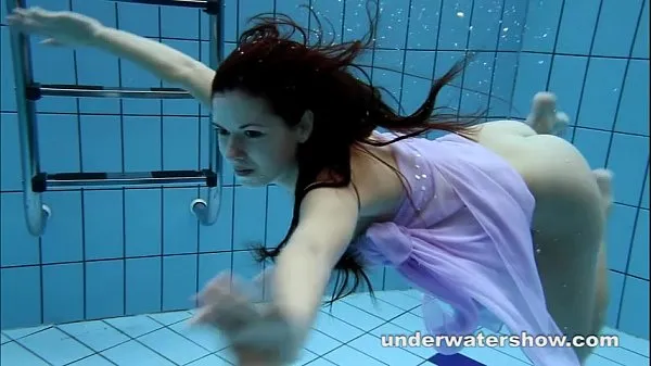 แสดง Aneta shows her gorgeous body underwater คลิปของฉัน