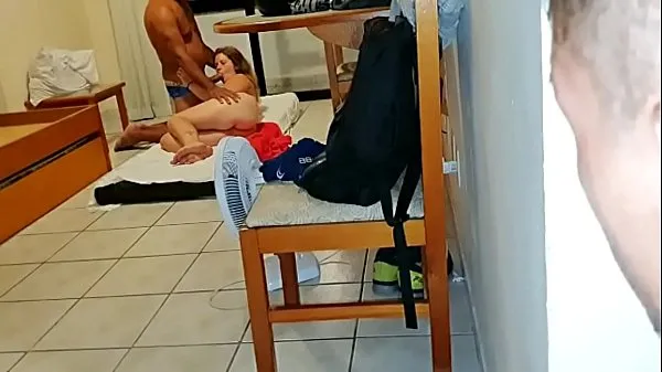 Prikaži Melissa Alecxander fucking with Leo Ogro in the living room were been caught in the act by young man and invite him to participate moje posnetke