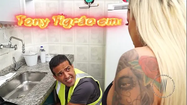 Näytä Tony Tigger in: THE HUMBLE PLUMBING Ep 2: THE KITCHEN BLONDE! Marking the return of the spectacular LOLLA MARTINELLI to the TIGRÃO CANAL in another horny scene! And the full scene is already on RED waiting for you leikkeet