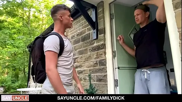 Afficher FamilyDick - Un garçon mignon baise son beau-oncle chaudmes clips