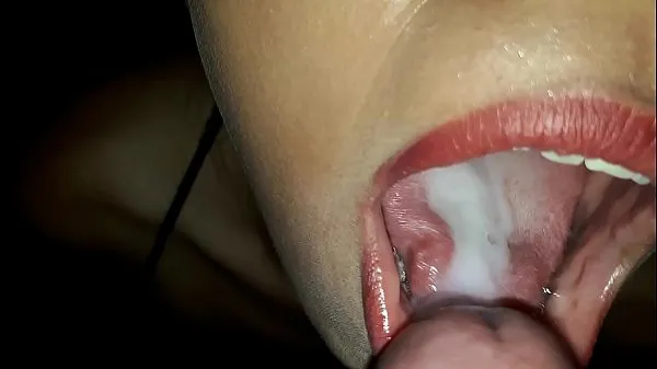 Mostrar Gran chupada de mi hermanita putita le dejo la leche asta la garganta mis clips