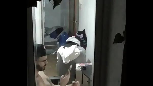 Stroh wird im Fenster gemachtmeine Clips anzeigen