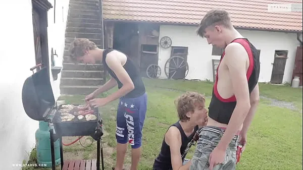 Mostrar Los amigos salen a hacer una barbacoa y acaban follando a pelo mis clips