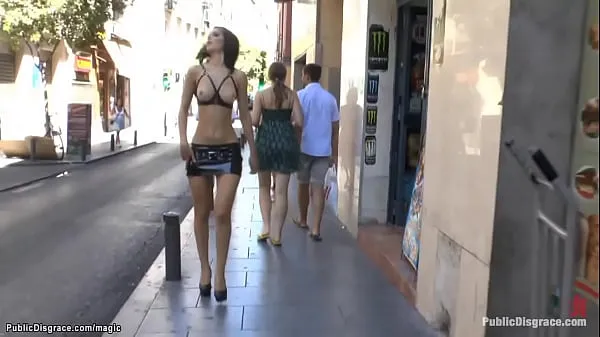 Mostrar Puta de tetas desnudas caminando en público mis clips