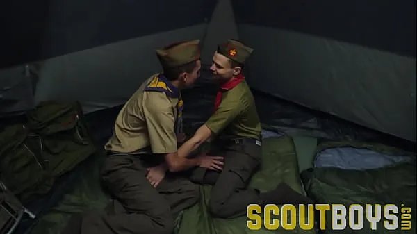 Afficher ScoutBoys Des scouts en chaleur baisent à cru dans une tente extérieuremes clips