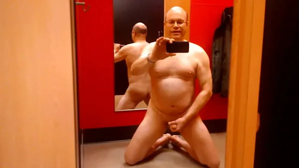 Prikaži jerking off in a Target fitting room moje posnetke