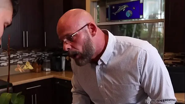 عرض Gay stepson found out stepdad's secret and got by on the kitchen مقاطعي