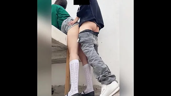 Afficher Une écolière mexicaine se fait enculer, elle prend de la salive et ça fait mal au début ! Étudiants mexicains faisant du sexe anal à l'école ! Sexe amateur en publicmes clips