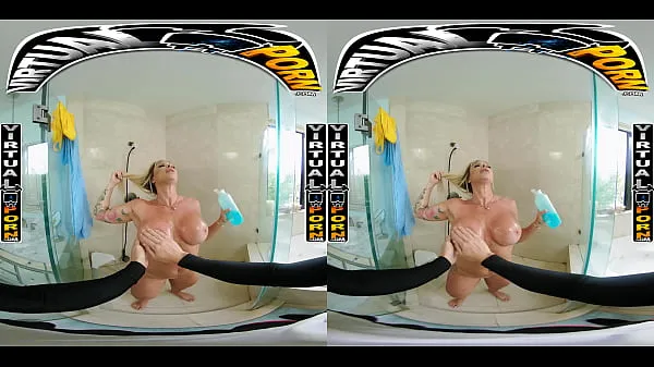 Näytä Busty Blonde MILF Robbin Banx Seduces Step Son In Shower leikkeet