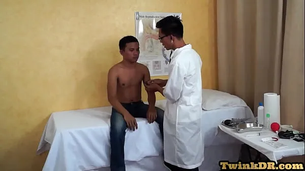 Mostrar Jovencito asiático disfruta de un juego anal antes de ser follado a pelo por el médico mis clips