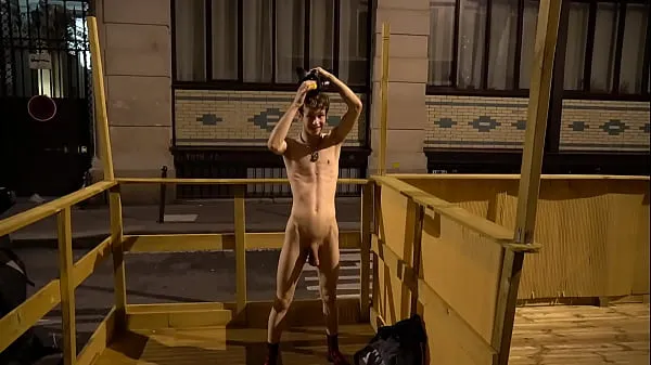 HE REALLY LOVES TO GET NAKED IN PUBLIC: PUP DAVEY ON STREET OF PARIS मेरी क्लिप्स दिखाएँ