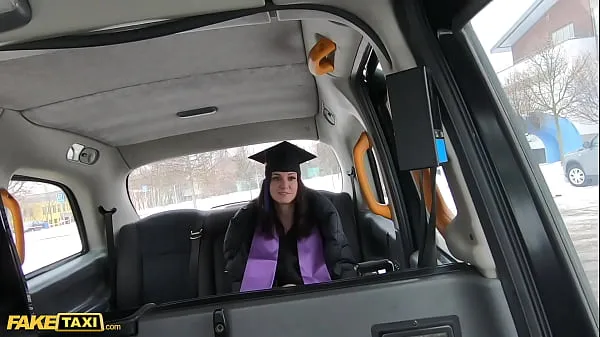 Melany Mendes, Absolventin der Fake-Taxi-Universität, zieht ihre Roben ausmeine Clips anzeigen