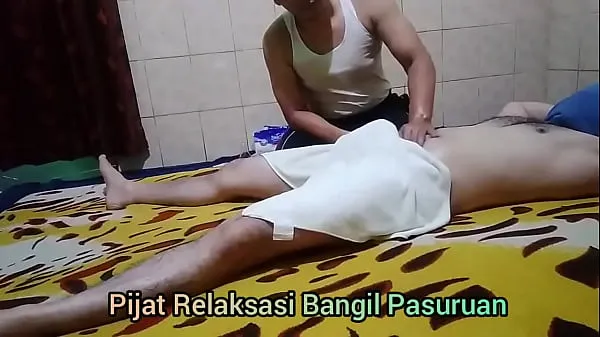 Hiển thị Macho de pau duro na massagem Clip của tôi