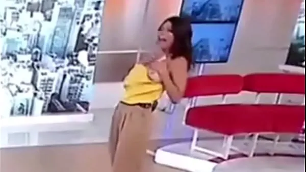 Sofía Jujuy Jiménez tuvo un accidente con su remera en tv y muestra los pezonesKliplerimi göster